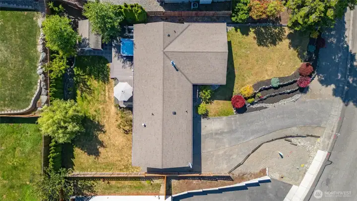 Large 9,583 sq ft lot complete with a hot tub & outdoor shower. Large 9,583 sq ft lot complete with a hot tub & outdoor shower.