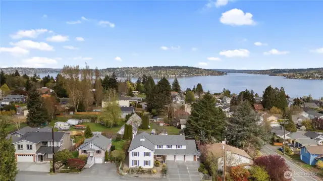 Close to Lake Washington!