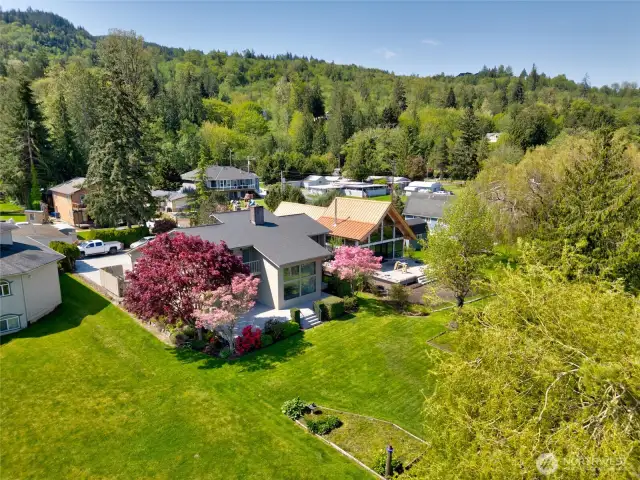 Level lakefront lot, perfect for entertaining!