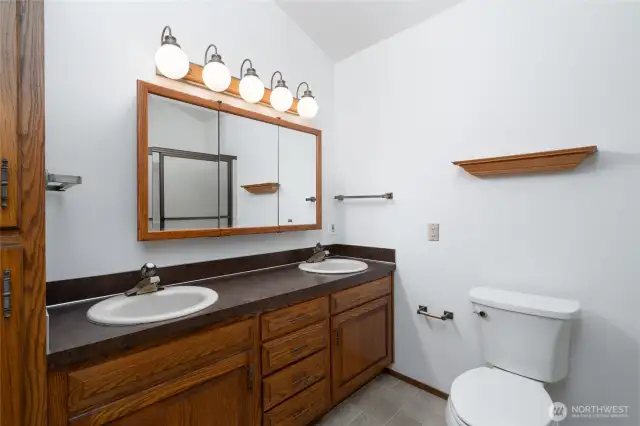 Primary En-suite bath.