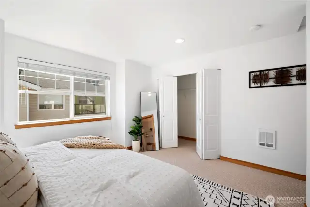 primary bedroom w/ full ensuite bath
