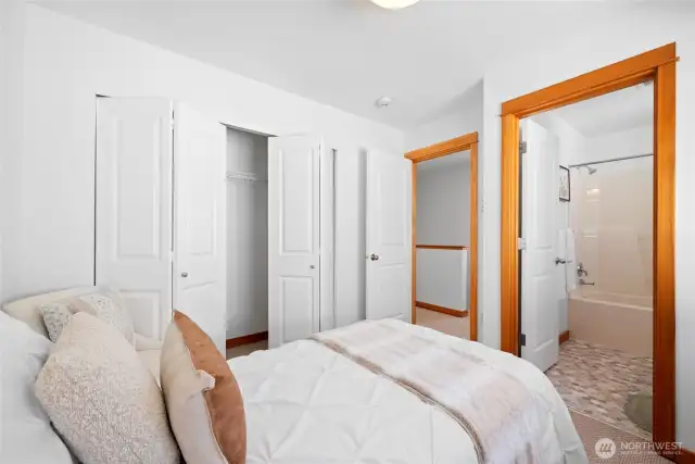 2nd bedroom w/ full ensuite bath