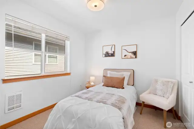 2nd bedroom w/ full ensuite bath