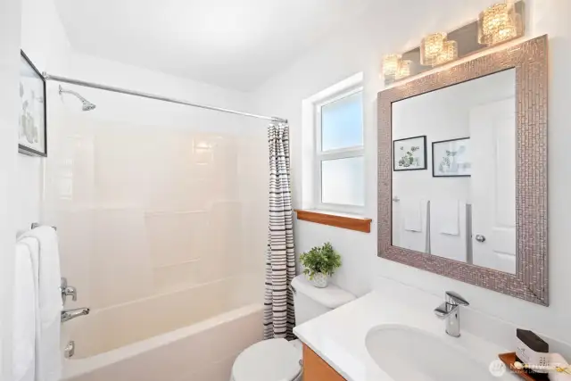 2nd bed ensuite bath