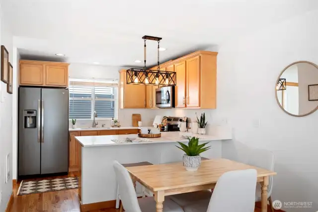Kitchen w/ breakfast bar & dining table