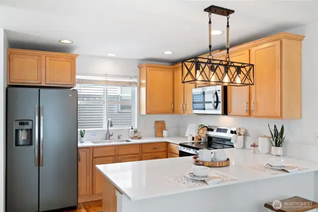 Kitchen w/ breakfast bar & dining table
