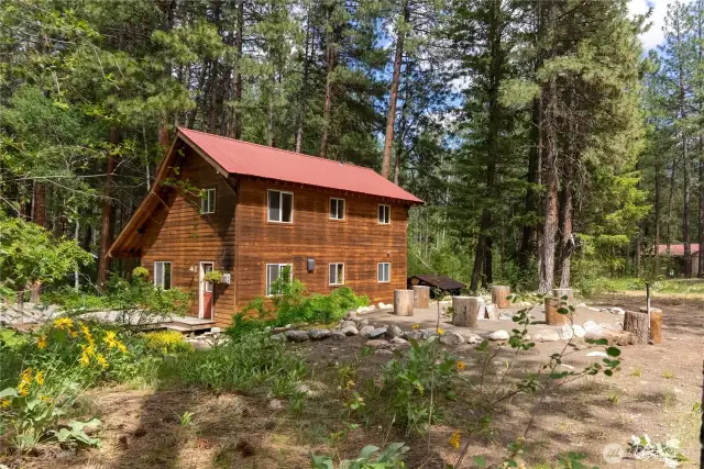 Nicely landscaped private yard under pine canopy. Spacious back deck for lounging or dining, shaded dog kennel.