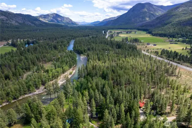 Short drive to North Cascades trailheads and wilderness gateways. Nearby trail access to River Run, Goat Creek, and more