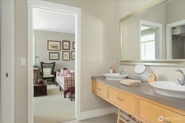Middle Floor-Jack & Jill Bathroom