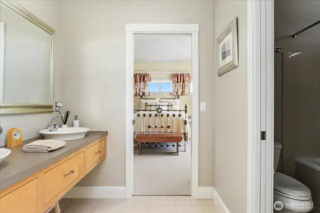 Middle Floor-Jack & Jill Bathroom