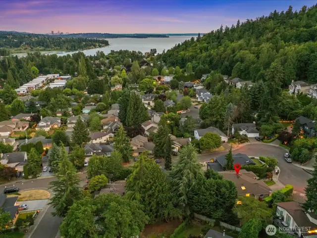 From this prime location, stroll to Juanita Village and Juanita Beach to explore the farmers market and local dining.