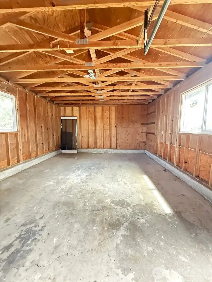 HUGE SINGLE CAR GARAGE EXTRA DEEP
