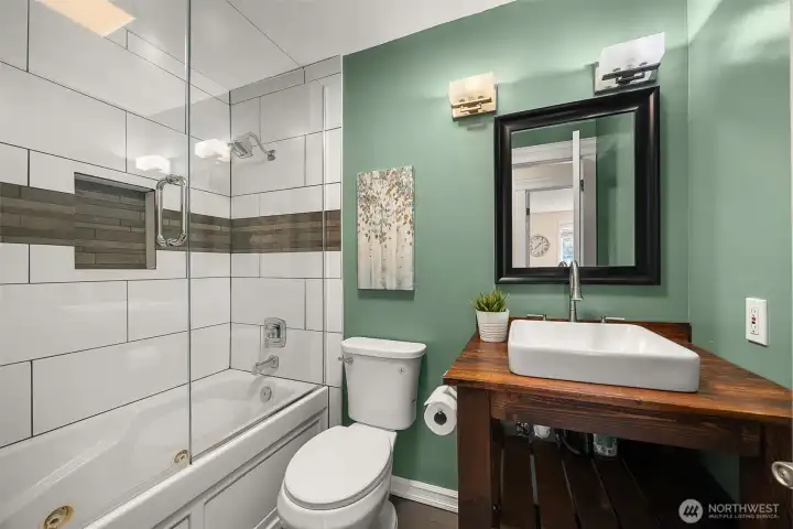 Full guest bathroom with jetted tub.