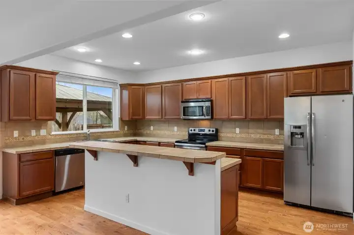 Large kitchen w/tile counters