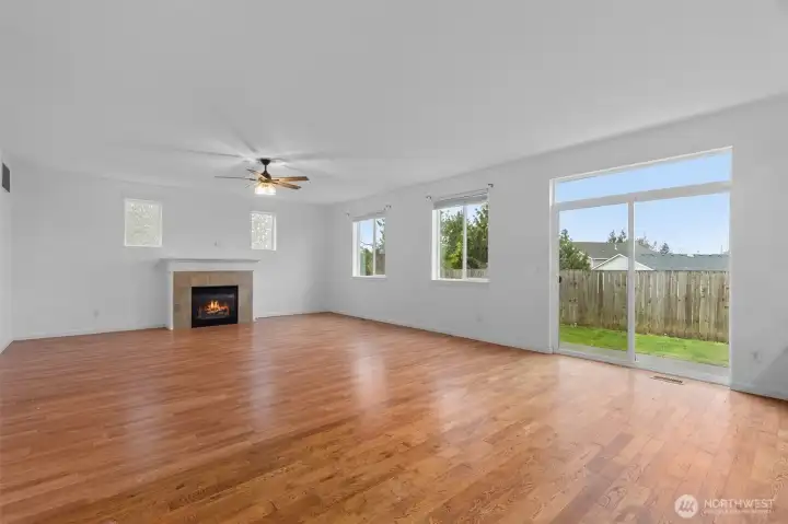 Family room w/gas fireplace