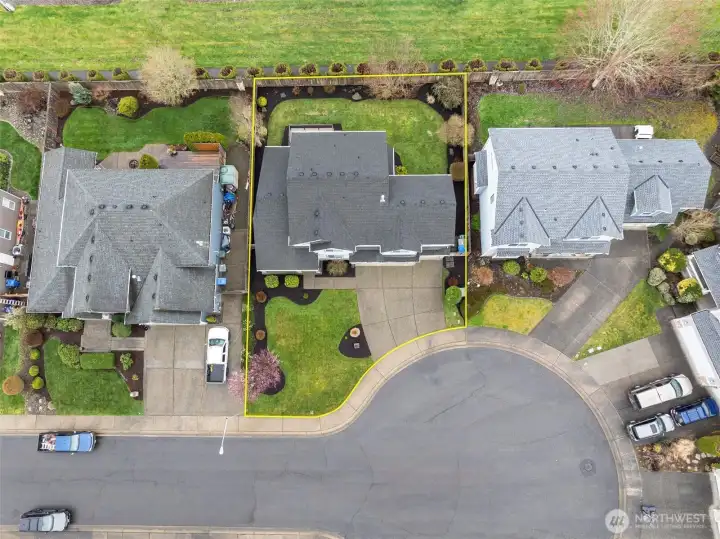 Aerial view of the home even shows how nice and neat the neighbors are too!