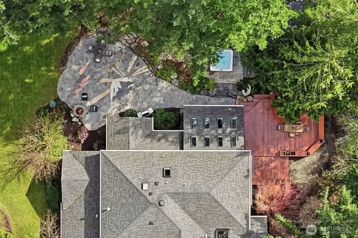 Expansive Mt. Si stone patio, masterfully crafted to create a stunning landscape and outdoor space.