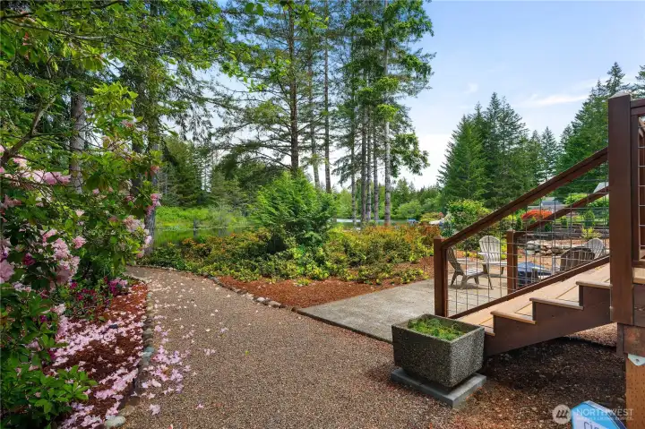 Pathway leads you to the lake.