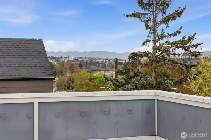 Rooftop deck offers views of mountains, city skyline and Green Lake itself!