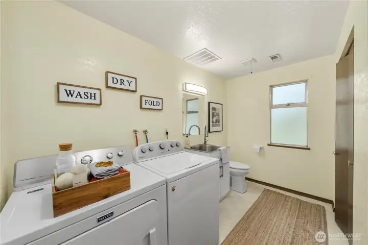 Lower level utility room with 1/2 bath! Lower level utility room with 1/2 bath!