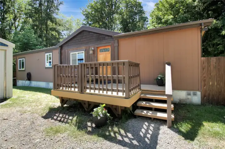 Front porch with access to the back yard from either directions. Hose bib is to the left!