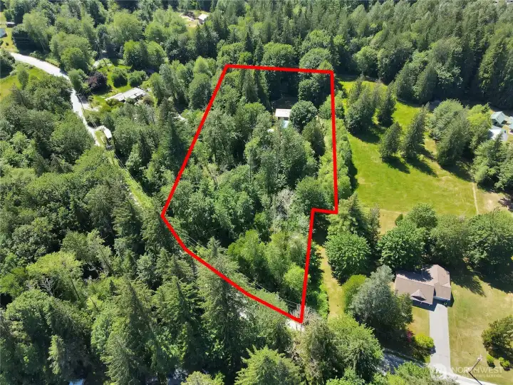 Estimated lot lines. Buyer to verify.