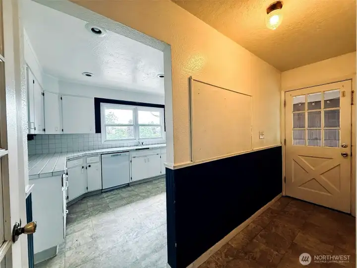 Main floor hallway backyard entryway, flows into kitchen and basement stairs Main floor hallway backyard entryway, flows into kitchen and basement stairs