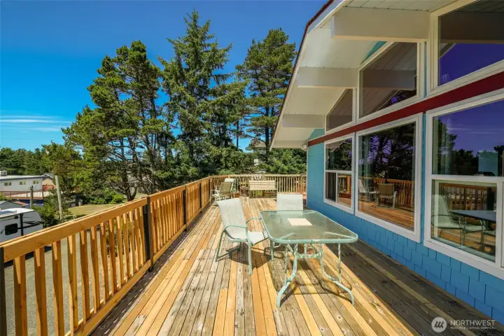 Spacious front deck to sip your morning coffee or tea Spacious front deck to sip your morning coffee or tea