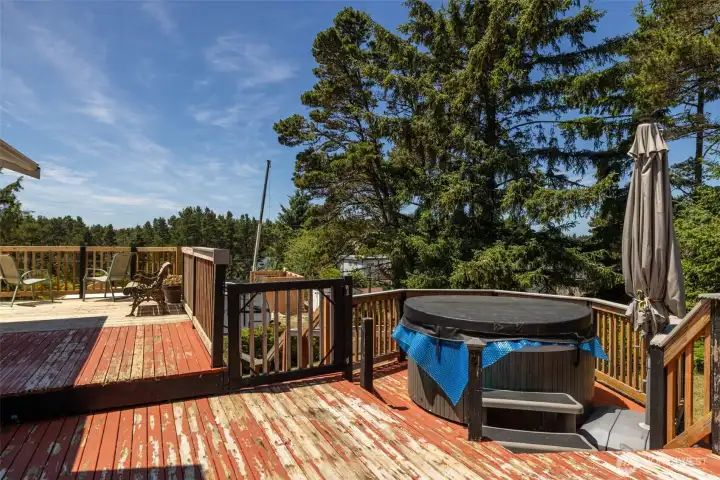 Hot tub side deck Hot tub side deck