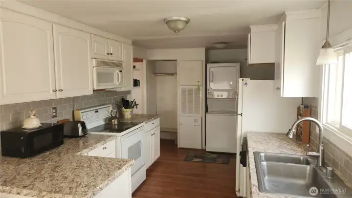 Kitchen withdishwasher & washer/driver