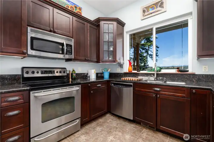SS appliances, granite counters
