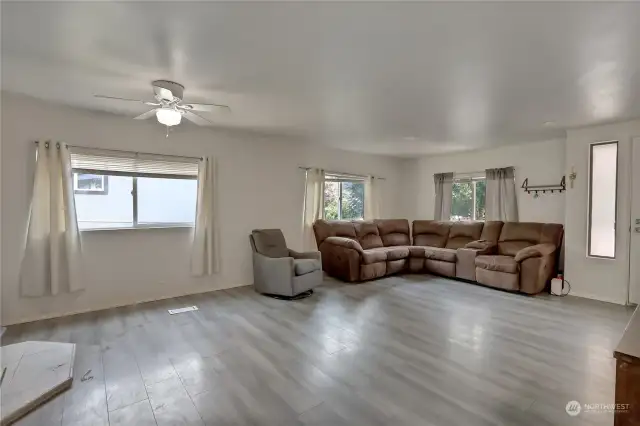 Nice sized livingroom/family room area