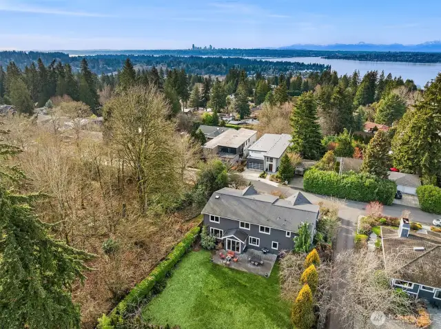 Located in lauded, top-rated Lake Washington schools.  Ideal locale, with easy commuter access to I-405 & 520, Microsoft, Google, shopping, and Downtown Kirkland. Watershed park walking trail a short stroll away.  Welcome home!