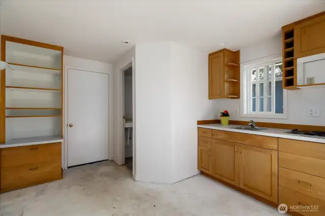Studio just waiting for your imagination on how to utilize this space!