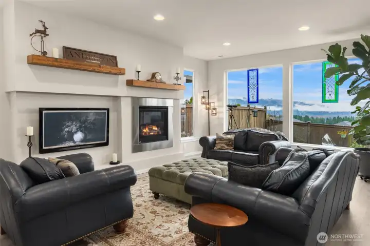 Grand Living Room Expansive Views of the Mountains!