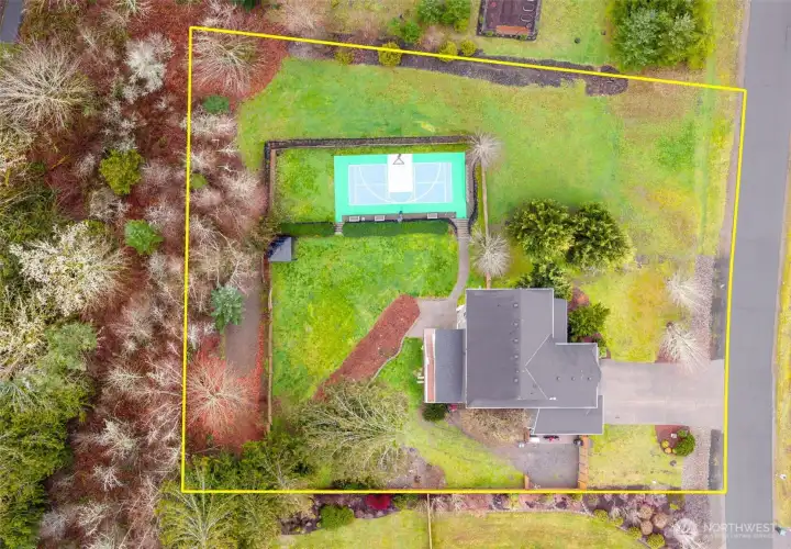 This aerial is where things get interesting. A full 1.28 acres in the Castlerock neighborhood at Talcott Ridge, with a fenced backyard and even more land stretching beyond it, so yes, you actually have room to breathe! The property backs up to the Chehalis Western Trail, which means morning strolls, bike rides, and spontaneous fresh air moments are basically built ink, feeling private without being isolated, spacious without feeling overwhelming, and exactly the kind of setting that makes people say, oh wow, this is nice.