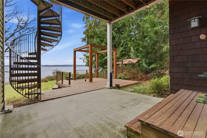 From lower level deck - take the spiral staircase up with 2nd level deck!