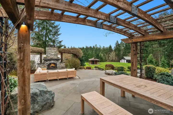 Outdoor dining loggia