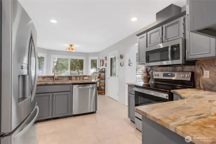 Beautiful Kitchen, All Stainless Appliances Stay.