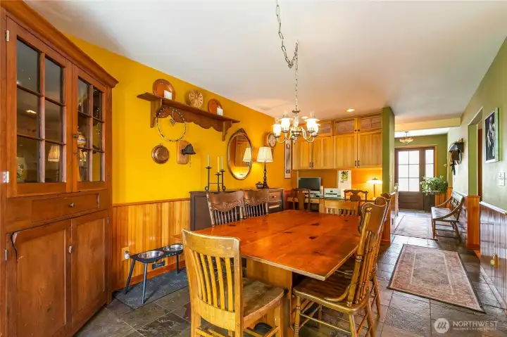 Dining area or office area potential