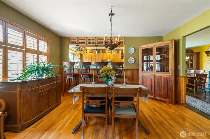 Formal dining room between kitchen and living room