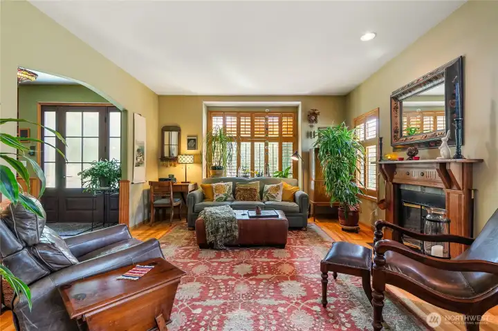 Spacious living room great for entertaining