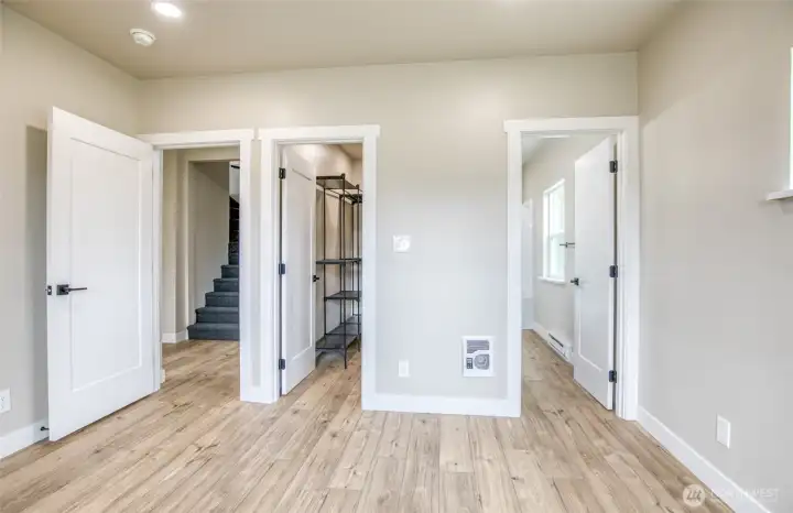 Beautifully updated en-suite bathroom and walk-in closet