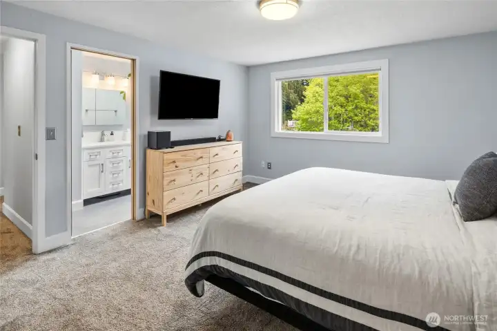 Spacious primary en suite