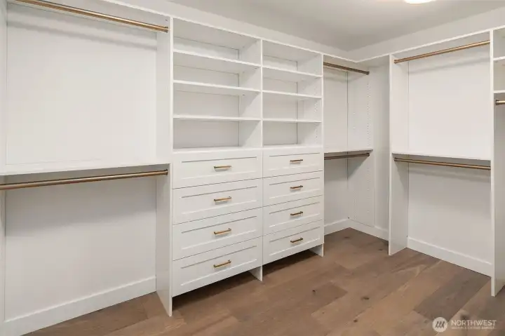 Huge walk-in closet! Huge walk-in closet!