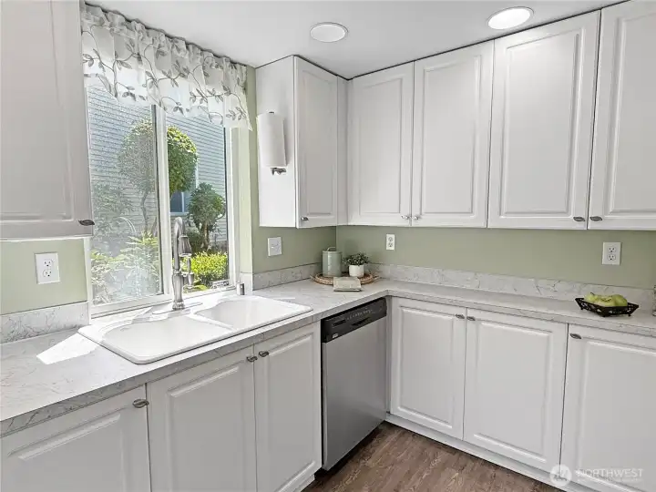 Perfect kitchen with lots of storage! Perfect kitchen with lots of storage!