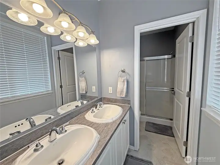 Dual sink primary bath! Dual sink primary bath!