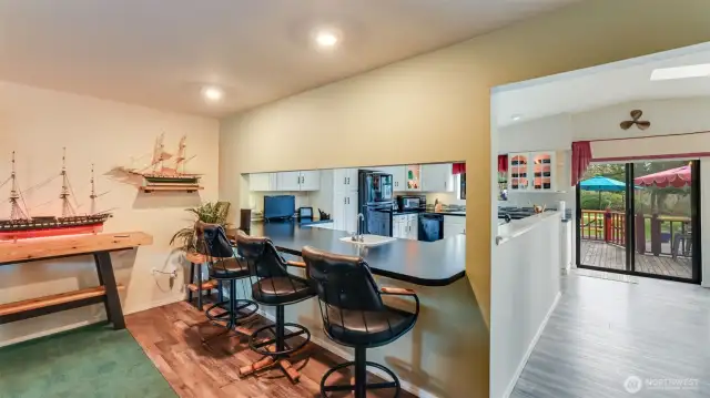 Eating bar open to the kitchen