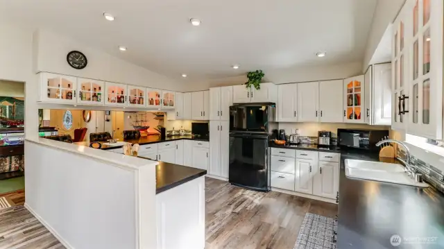 Huge kitchen with so many cabinets!!