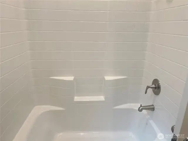 Main bath bathtub/shower.